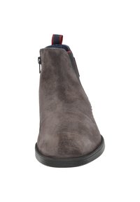 Grau Wildleder Stiefelette mit glatter Oberfläche, ausgestattet mit einem seitlichen Reißverschluss und einem kontrastierenden roten und blauen Zugband. Robuste schwarze Gummisohle.