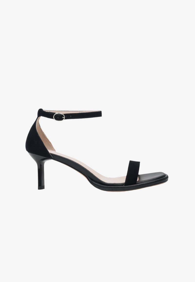 Zwarte hoge hak sandaal met een suède bovenkant, open teen en enkelbandje. Voorzien van een dunne, glanzende hak en een vlakke voorband voor extra steun.