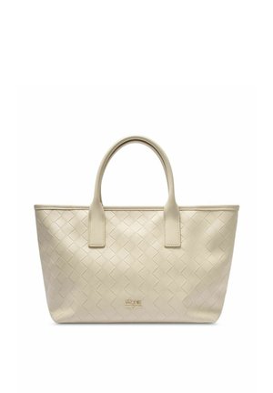 Beżowa pleciona skórzana torba typu tote z dwoma uchwytami i małym złotym logo marki umieszczonym na środku bliżej podstawy.