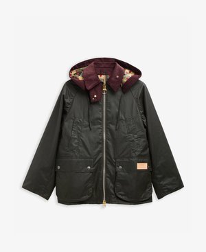 Jachetă impermeabilă verde închis cu guler și glugă din catifea kaki, fermoar frontal și două buzunare mari cu nasturi.