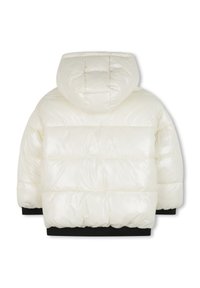 Vattert jakke i blank hvit med hette, med quiltede seksjoner og svarte ribbestrikkede mansjetter ved kant og ermer.