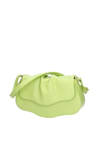 Groene leren schoudertas met een zachte, golvende vormgeving, voorzien van een geplooid bovenstuk en een afneembare schouderband. Gouden hardware accenten.