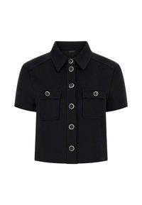 Czarna koszula z krótkim rękawem, zakończona spiczastym kołnierzykiem, z sześcioma ozdobnymi czarnymi guzikami z srebrną obwódką z przodu oraz dwoma patkami na piersi z guzikami w tym samym stylu.