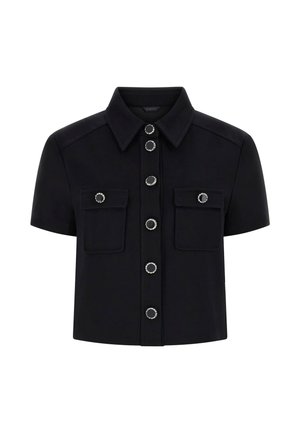 Czarna koszula z krótkim rękawem, zakończona spiczastym kołnierzykiem, z sześcioma ozdobnymi czarnymi guzikami z srebrną obwódką z przodu oraz dwoma patkami na piersi z guzikami w tym samym stylu.