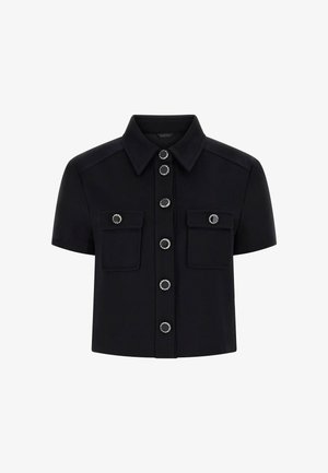 Czarna koszula z krótkim rękawem, zakończona spiczastym kołnierzykiem, z sześcioma ozdobnymi czarnymi guzikami z srebrną obwódką z przodu oraz dwoma patkami na piersi z guzikami w tym samym stylu.