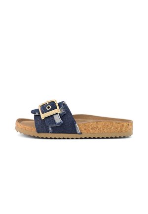 Åben tå-sandalslide med korksål, tan fodseng, denimrem med frynser og justerbar guldbeslået spænde.