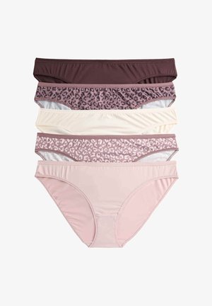 Zestaw pięciu par majtek w różnych odcieniach, w tym ciemnobrązowym, jasnoróżowym, białym oraz dwa wzory w panterkę na miękkiej tkaninie.