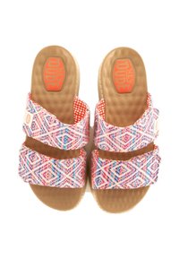 Sandali colorati con due ampie cinghie decorate in rosa, blu e bianco, e una suola marrone strutturata. Il logo sulla soletta recita "HEY DUDE."