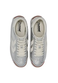 Srebrne buty sportowe z białymi akcentami, teksturowana cholewka, płaskie sznurowadła i gumowa podeszwa. Logo marki widoczne na wkładce.