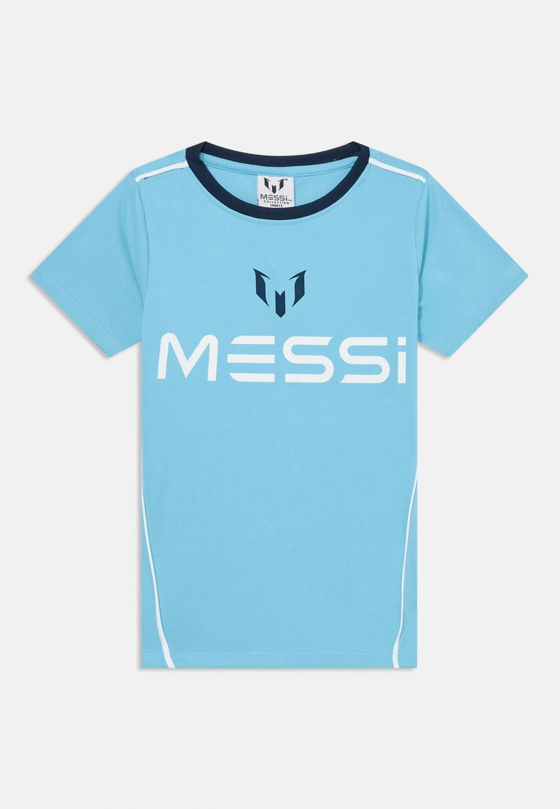 Gaiši zils īsām piedurknēm t-krekls ar tumši zilu apkakli, baltām svītrām, lielām "MESSI" burtiem un tumšu emblēmu virs teksta. Audums — kokvilna.