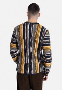 Redefined Rebel - Sweter