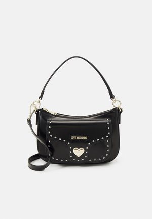Czarna torebka na ramię Moschino Black Love z złotym zapięciem w kształcie serca, małymi ćwiekami w kształcie serca, zamkiem błyskawicznym u góry i odpinanym długim paskiem.