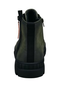 Bottine en cuir vert avec un talon texturé, semelle en caoutchouc noir, panneau latéral élastique et fermeture éclair sur le côté pour un enfilage facile.