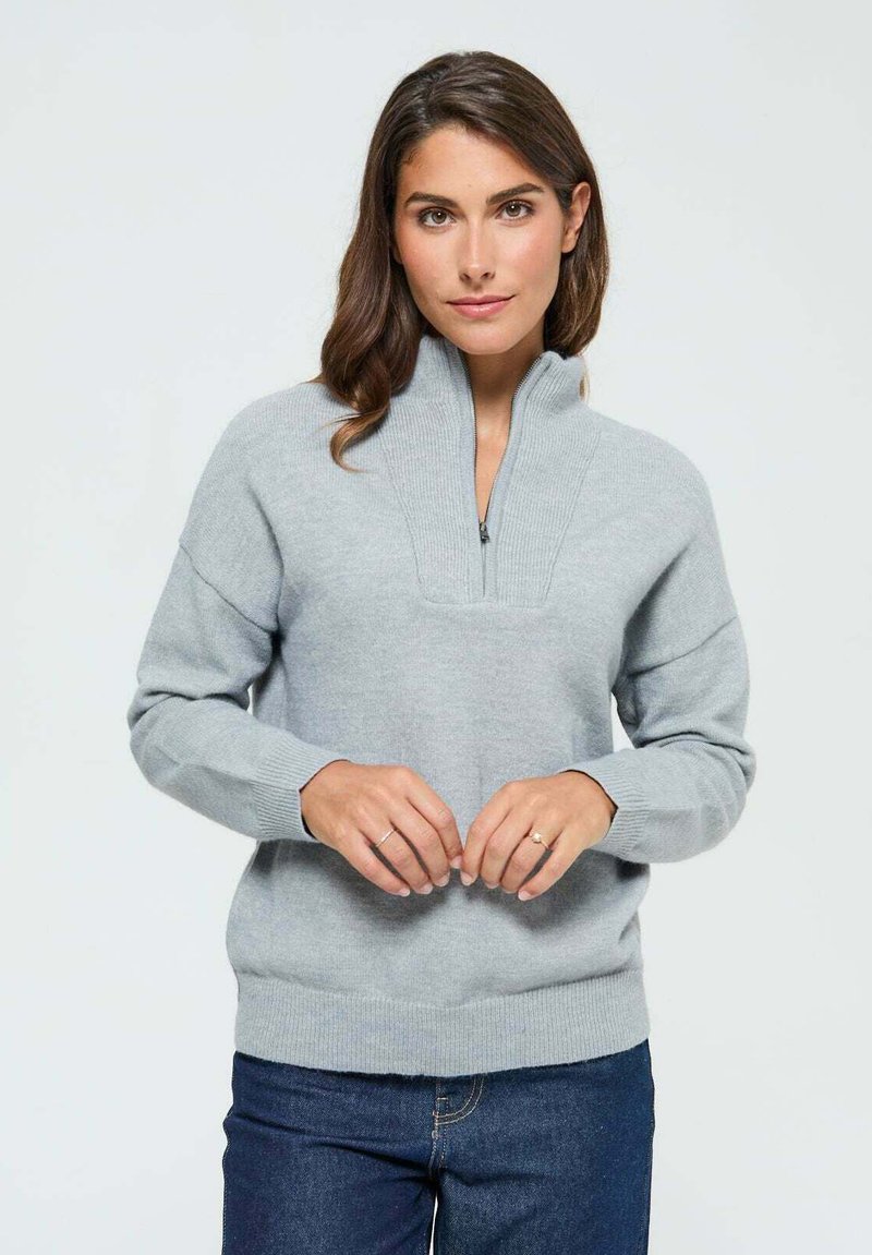 Pull en maille gris clair avec un col zippé à moitié, un col côtelé et des poignets côtelés. Fabriqué dans un tissu doux, il présente une coupe décontractée et un design simple.