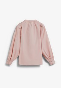 Lichtroze blouse met lange mouwen, een ronde halslijn, geplooid detail bij de schouders en knoopsbanden. Gladde stoftextuur.