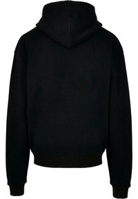 Felpa nera con cappuccio e design semplice, caratterizzata da uno stile a pullover, maniche lunghe, e polsini e orlo a costine. Nessun logo o motivo visibile.