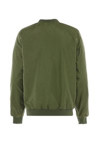 Olijfgroene bomberjack met een gladde textuur, ribgebreide manchetten en zoom, met een ronde kraag en een gewatteerd ontwerp op de achterkant.