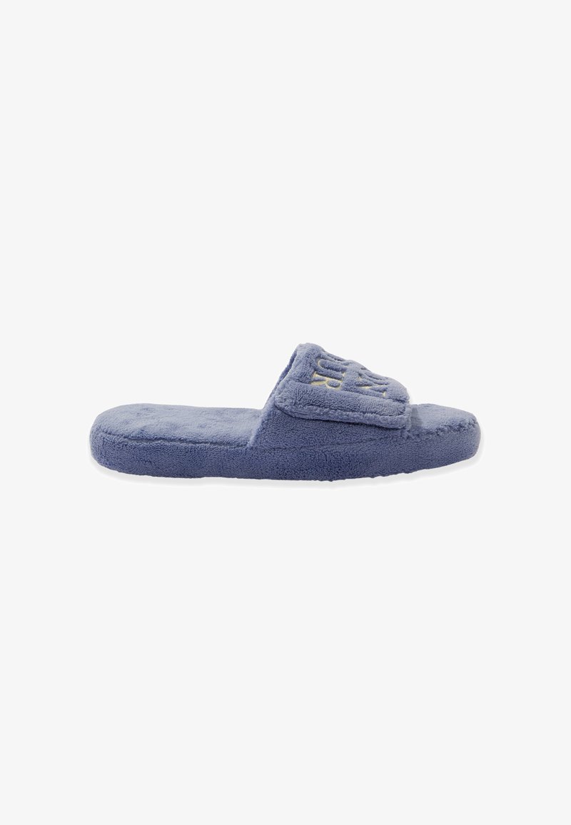Mule bleue en peluche douce à bout ouvert avec bride supérieure brodée, conçue pour le confort intérieur et une facilité d’utilisation.