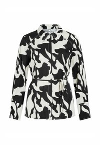 Chaqueta de camisa con patrón en blanco y negro, con cuello, mangas largas y cinturilla ajustable. Presenta un diseño moderno de camuflaje y una textura suave.