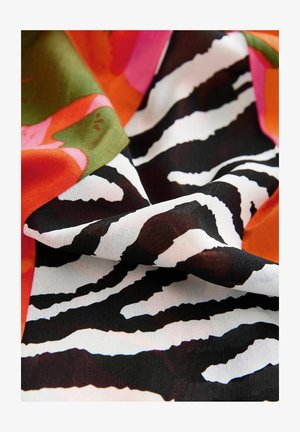 Tela de seda en vibrantes tonos de naranja, rosa y verde presenta un audaz estampado de cebra en blanco y negro, con una textura suave y fluida.