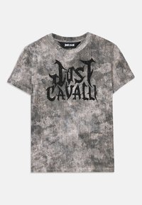 Halluxisükkel halli lühikeste varrukatega T-särk, millel on tekstuuriga viimistlus ja ees must graafiline "Just Cavalli" logo. Ümmargune kaelus.