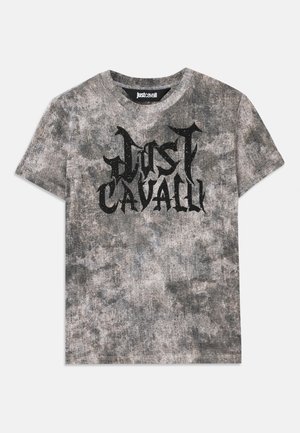 Lyhythihainen harmaa t-paita, jossa on tekstuuripinta ja musta "Just Cavalli" -logografiikka edessä. Pyöreä pääntie.