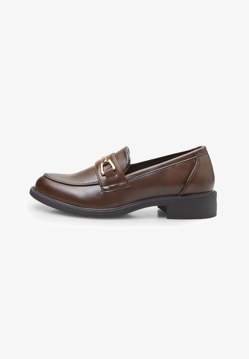 Mocassin en cuir marron avec une finition lisse, un petit talon bloc et un accent doré prominent sur la sangle à travers le devant.