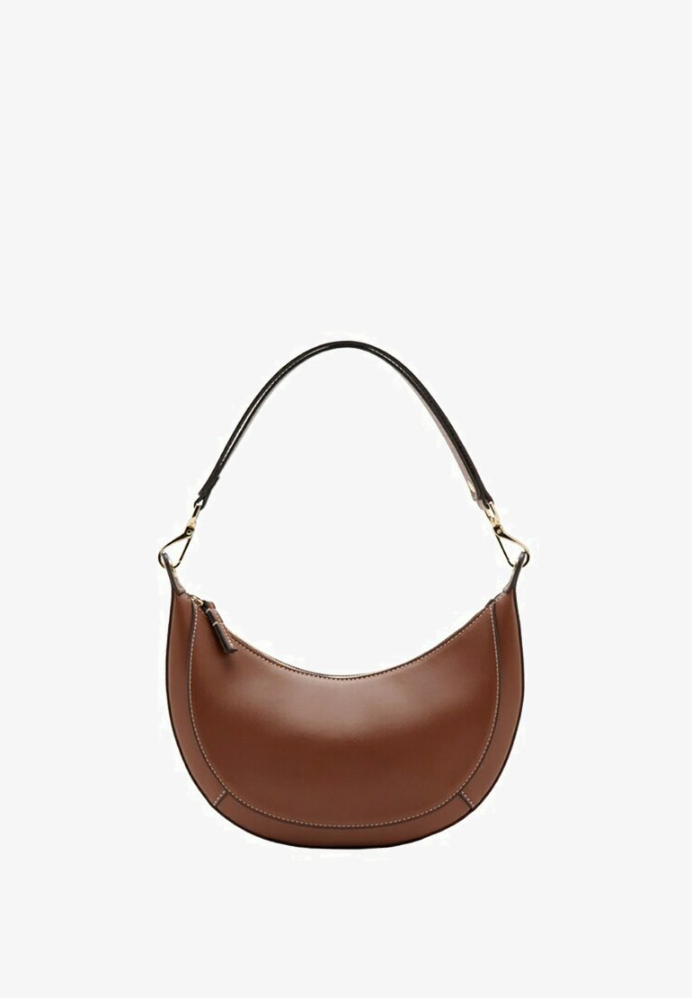 Bolso de mano de cuero marrón con forma de media luna, con correa negra para el hombro y cierre con cremallera en la parte superior.