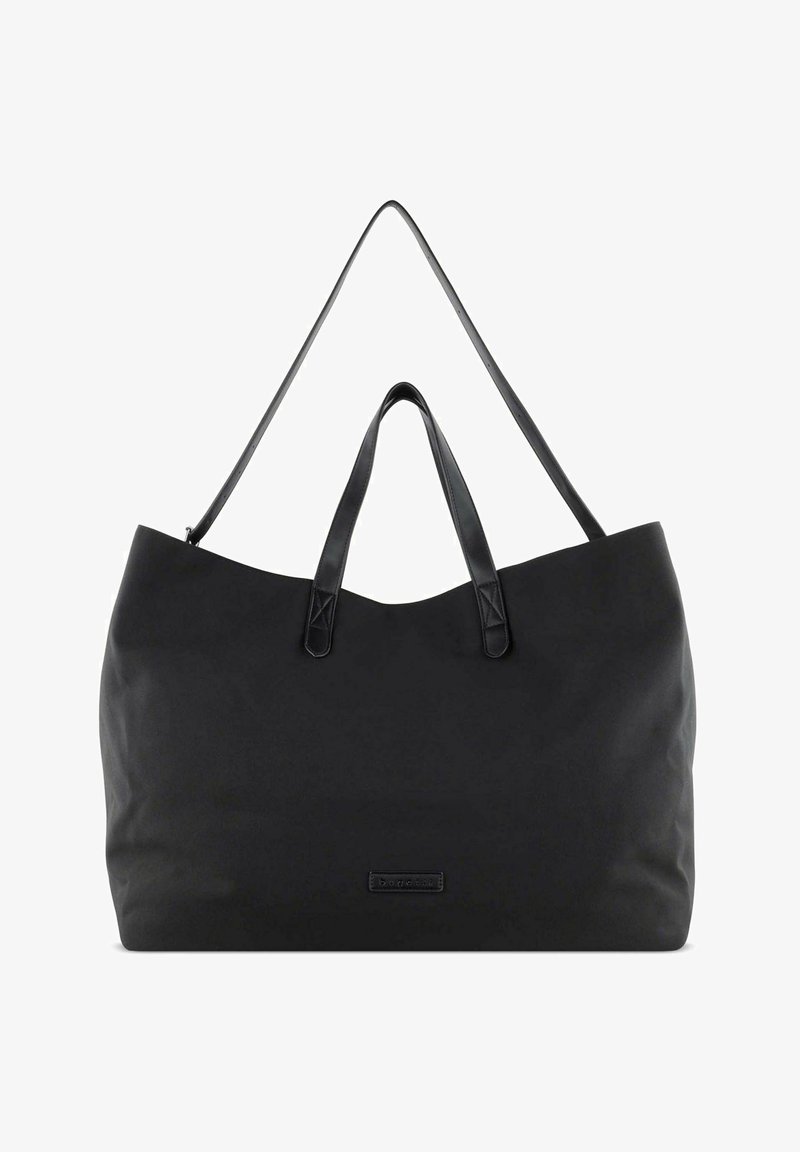 Grand sac fourre-tout noir en tissu résistant avec deux poignées courtes et une bandoulière. Présente un logo discret à l'avant. Texture lisse.