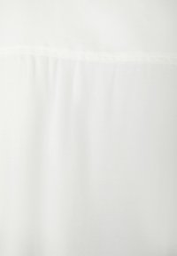 Tessuto bianco con una texture liscia. Presenta una leggera lucentezza e una cucitura centrale, che indica elementi di design su misura.