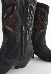 Next CUT OUT DETAIL WESTERN- REGULAR FIT - Botines camperos - navy