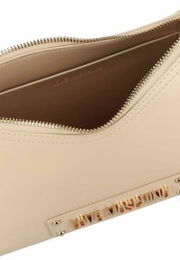 Beige leren pouch met gouden rits en een gegraveerd gouden "LOVE MOSCHINO" logo op de voorkant.