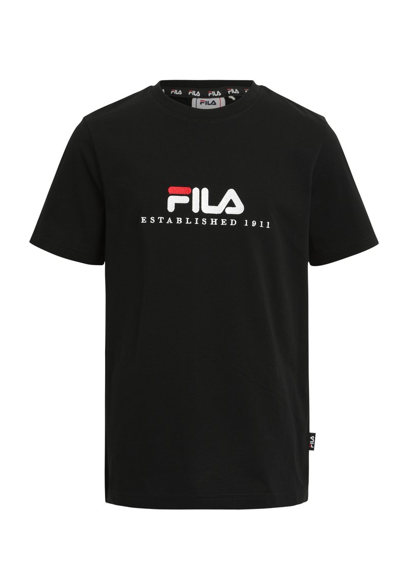 Camiseta de algodón negra con mangas cortas, que presenta un logo bordado en blanco y rojo de "Fila" y el texto "Establecido en 1911" en la parte frontal.