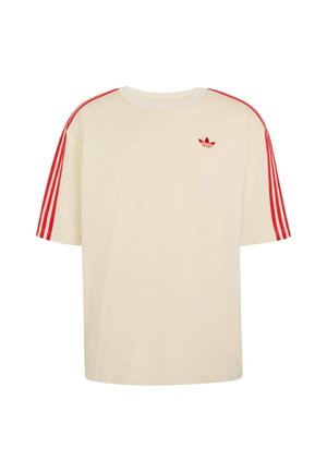 Krémově zbarvená košile s krátkým rukávem, s červenými třemi pruhy na rukávech a malým červeným logem Adidas na levé straně hrudi.