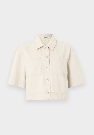 Chaqueta corta de manga corta color beige con cuello, cierre con botones en la parte delantera y dos bolsillos de parche en el pecho.