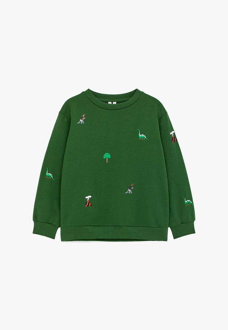 Sweat-shirt vert à manches longues avec des dinosaures, des arbres et des volcans brodés dispersés sur le devant et les manches.