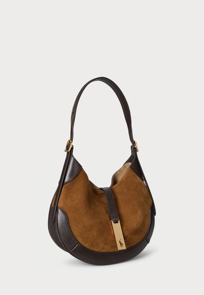 Geantă tip hobo din suede maro cu accente din piele închisă la culoare, formă rotundă, curea de umăr și detalii din metal auriu.