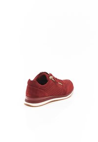 Sneaker rossa realizzata in suede e mesh, con una tomaia testurizzata, dettagli della zip dorata, suola bianca con grip testurizzato e collare imbottito.