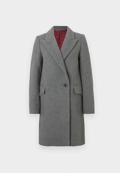 Palton gri dintr-un amestec de lână, cu un design croit, rever cu tăietură, închidere cu un singur nasture, două buzunare frontale și căptușeală burgundă.