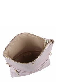 Rosa Stoffhandtasche mit strukturiertem Äußeren, goldfarbigem Reißverschluss und beigem Innenfutter. Verfügt über einen offenen oberen Bereich und eine Innentasche.