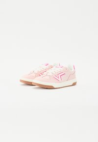 Lyserøde sneakers med hvide accenter, der har en tekstureret overdel, polstret krave, gummisål og et fremtrædende logo i pink på siden.