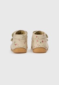 Gaismi brūnganas puszābaki ar rozā un zaļu ziedu rakstiem. Mīksts materiāls, Velcro siksnas, apaļa forma un teksturēta zole.