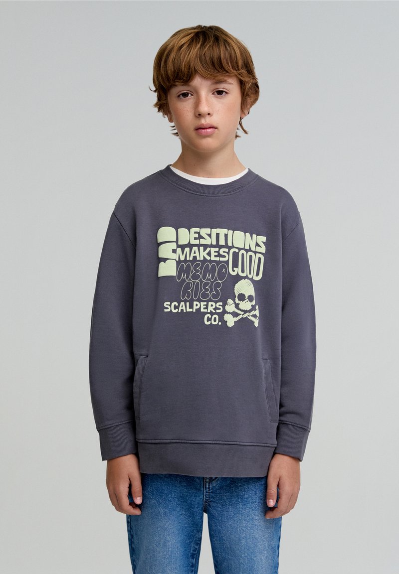 Grijze sweatshirt met een ronde hals, voorzien van een grafische print in lichtgroen en donkerpaars. Zachte textuur met zijzakken. Casual pasvorm.