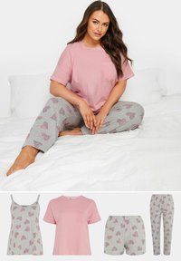 Ljusrosa bomulls t-shirt med ficka, i kombination med grå pyjamasbyxor med rosa hjärt-mönster. Ytterligare sängkläder i olika stilar ingår.