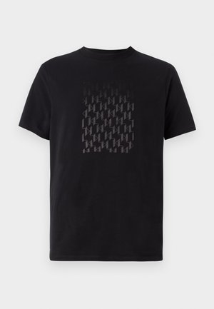 T-shirt de algodão preta com um padrão geométrico texturizado em cinza-escuro, apresentando mangas curtas e decote redondo.