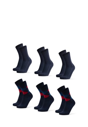 Tre par marineblå sokker med en glat tekstur, hvor et par har et geometrisk mønster i blå og rød.