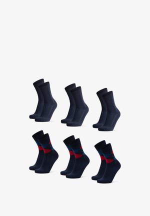 Tre par marineblå sokker med en glat tekstur, hvor et par har et geometrisk mønster i blå og rød.