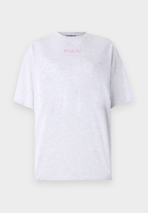 T-shirt en coton gris à manches courtes, col rond, avec le texte brodé en rose "STIEGLITZ" sur le devant. Texture lisse, coupe décontractée.