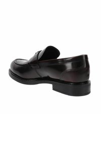 Mocassino in pelle bordeaux scuro con finitura liscia, tacco basso e dettagli di cucitura discreti lungo il lato e la punta. Design classico per abbigliamento formale.
