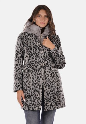 Cappotto in stampa leopardata grigia e nera con due bottoni, tasche e un interno grigio rimovibile con colletto alto e zip.